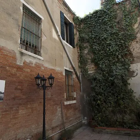 Al Portico البندقية