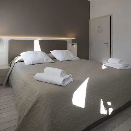 Al Portico 3* البندقية